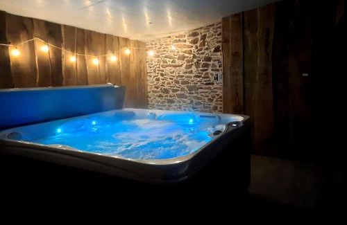 Saint-Malon-sur-Mel House | Unforgettable A la Mémoire de Merlin & SPA with Hot Tub