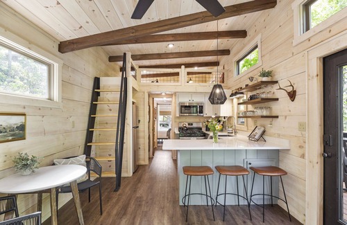 Oconee County Cabin | Lakefront Tiny Cabin with Dock, Kayaks & 10/10 Rating