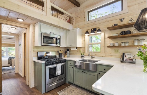Oconee County Cabin | Lakefront Tiny Cabin with Dock, Kayaks & 10/10 Rating