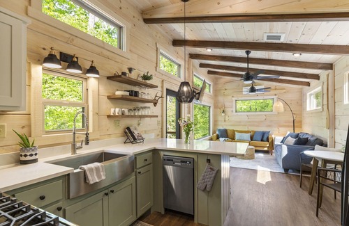 Oconee County Cabin | Lakefront Tiny Cabin with Dock, Kayaks & 10/10 Rating