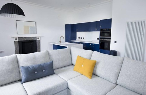 Isle of Lewis Cottage | Cozy Lews Castle: Ocean View Stay for 6 Guests