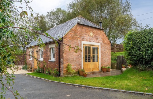 Robertsbridge Cottage | A Tranquil Farm Retreat with Hammock and Hot Tub Access
