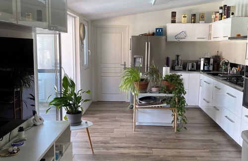Velleron House | Discover Paradise in Provence with Pool and Spa Amenities