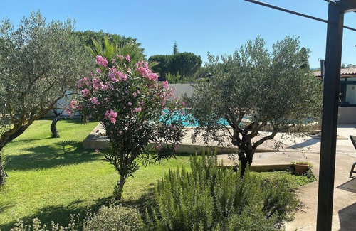 Velleron House | Discover Paradise in Provence with Pool and Spa Amenities