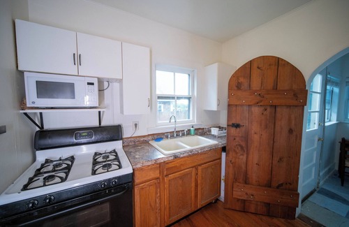 East End - Valley Street Apartment | A Little Slice of Awesome! Walk Downtown!