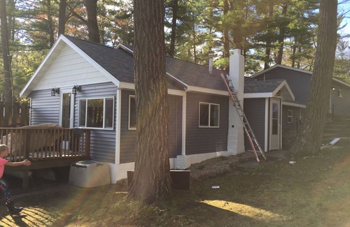King Cottage | Pet-Friendly Lake View Retreat on Waupaca Chain O'Lakes