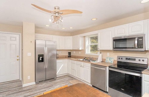 Clarksville House | Tranquility Awaits: Pet Friendly Retreat with Ocean Views