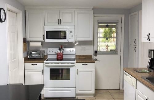 Limona Improvement House | Delightful Escape with Spa, Lake Views & Pet-Friendly Stay
