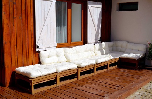 Kecskemet House | Discover A Lizbett Cottage: Historic Charm & Family-Friendly