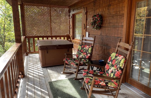 Gatlinburg - Pigeon Forge Cabin | Prime Location Near Pigeon Forge with Hot Tub & Pool