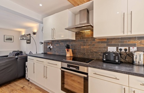 Laugharne Cottage | Charming Cottage with Ocean View in the Heart of Laugharne