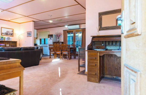Gawler South Cottage | Charming Rustic Cottage with Ocean View and Spa Amenities