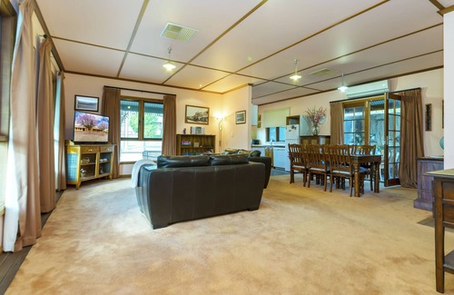 Gawler South Cottage | Charming Rustic Cottage with Ocean View and Spa Amenities