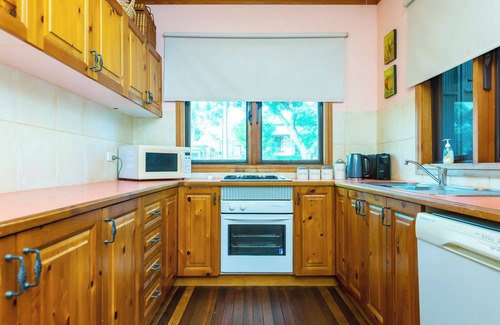 Gawler South Cottage | Charming Rustic Cottage with Ocean View and Spa Amenities