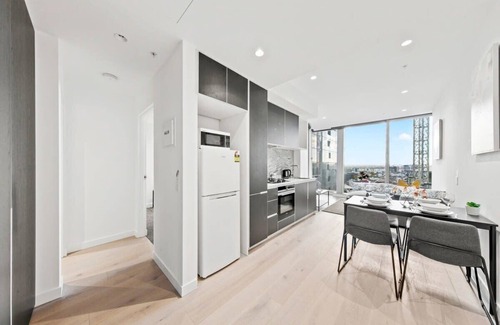 Melbourne Central Business District Apartment | Cozy Apartment Near Southern Cross Station with Pool