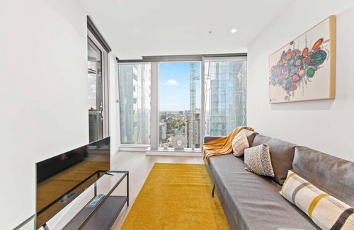 Melbourne Central Business District Apartment | Cozy Apartment Near Southern Cross Station with Pool