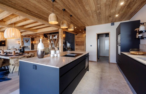 Saint-Francois-Longchamp Ski Chalet | Elegant Chalet at the Foot of Scenic Slopes with Spa