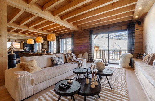 Saint-Francois-Longchamp Ski Chalet | Elegant Chalet at the Foot of Scenic Slopes with Spa