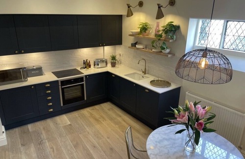 Chichester House | Elegant 2-Bed House with Courtyard in Central Chichester