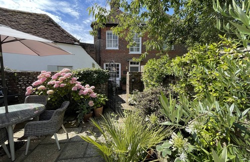 Chichester House | Elegant 2-Bed House with Courtyard in Central Chichester