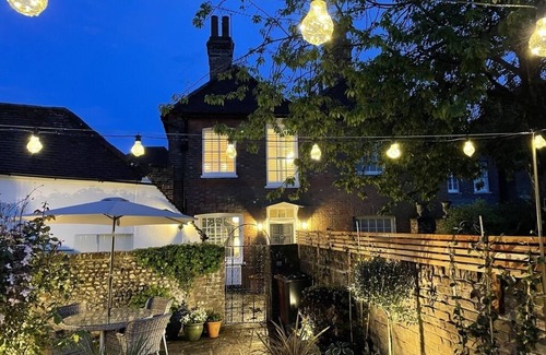 Chichester House | Elegant 2-Bed House with Courtyard in Central Chichester