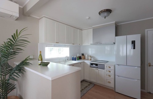 Oiwake House | Elegant Queen Anne Villa with Kitchen & Breakfast Options