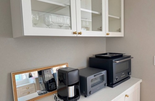 Oiwake House | Elegant Queen Anne Villa with Kitchen & Breakfast Options