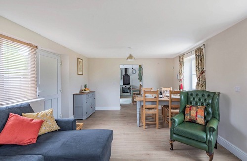 Lower Wick Cottage | Beautiful Two Bedroom Barn with Lake View & Breakfast