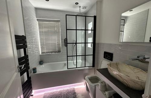 Underhill Apartment | Modern New Apartment with Family-Friendly Amenities