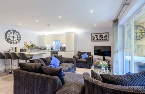 Littlebredy Cabin | Relaxing Garden Lodge with Hot Tub and Sun Terrace