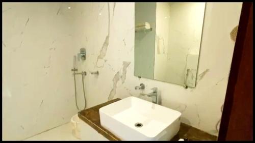 Janjgir House | A Luxury Sea View Hotel - The B S Palace ! near Main temple & All main places - Fully Air Conditioned rooms with all Facilities & Amenities - Parking & Multi Cuisine Restaurant Availability