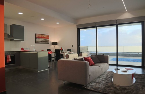 Arco da Calheta Apartment | Discover A & M House: Premier Holidays with Pool and Spa