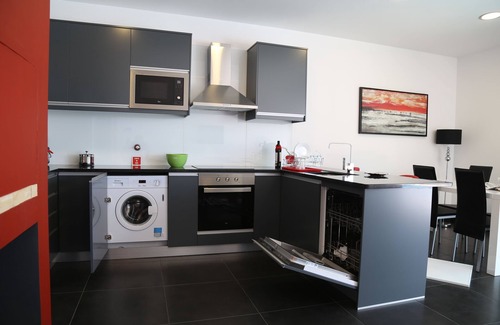 Arco da Calheta Apartment | Discover A & M House: Premier Holidays with Pool and Spa