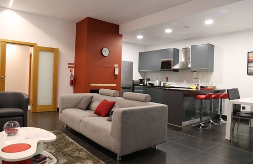Arco da Calheta Apartment | Discover A & M House: Premier Holidays with Pool and Spa