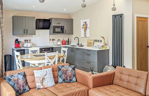 Chirk Bank Ski Chalet | Family-Friendly Lodge: Perfect for Pet Lovers & Relaxation