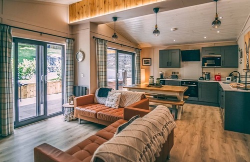 Chirk Bank Ski Chalet | Family-Friendly Lodge: Perfect for Pet Lovers & Relaxation