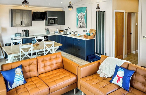 Chirk Bank Ski Chalet | Family-Friendly Lodge: Perfect for Pet Lovers & Relaxation