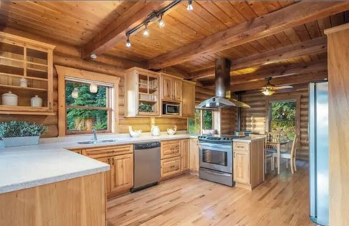 Monroe Cabin | Relaxing Mountain Log Cabin Retreat with Hot Tub & Spa