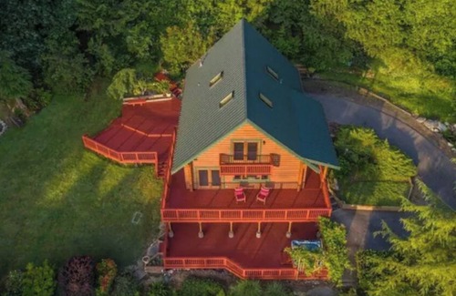 Monroe Cabin | Relaxing Mountain Log Cabin Retreat with Hot Tub & Spa