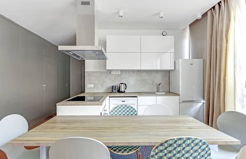 Quartier de la Chapelle Apartment | Modern 2/3 Bedroom Retreat with Parking at La Chapelle