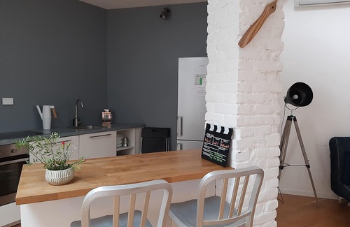 Parella House | Stylish Loft Retreat: Pet-Friendly with Perfect 10 Reviews
