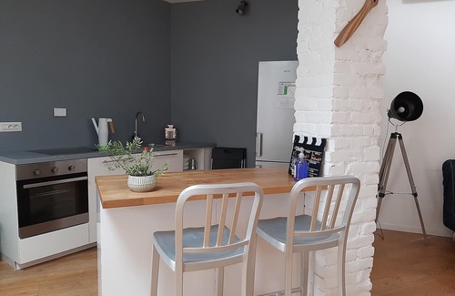 Parella House | Stylish Loft Retreat: Pet-Friendly with Perfect 10 Reviews