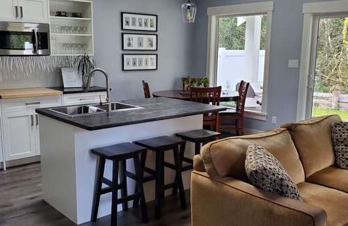 Regional District of Nanaimo Cottage | Modern Cottage Retreat with Ocean View on Vancouver Island
