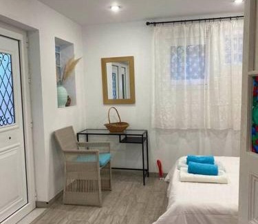 Trapeza House | Charming Modern Farmhouse with Expansive Garden & Amenities
