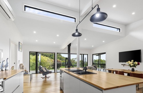 Kennett River House | A modern riverside abode close to the beach