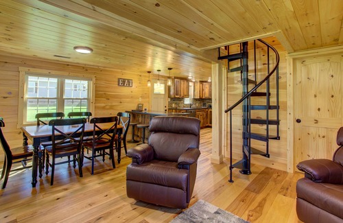 Elizabethtown House | Modern Rustic Chalet with Hot Tub Near Hershey, PA