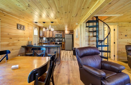 Elizabethtown House | Modern Rustic Chalet with Hot Tub Near Hershey, PA
