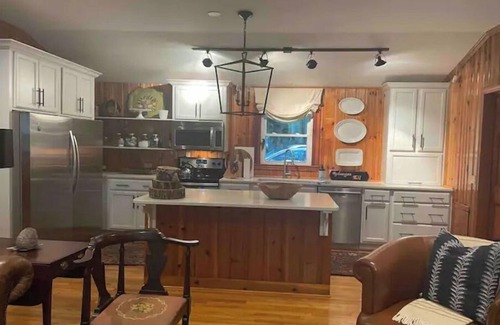 Meadows Of Dan Cottage | Idyllic Mountain Retreat with Spa & Hot Tub in Kibler Valley