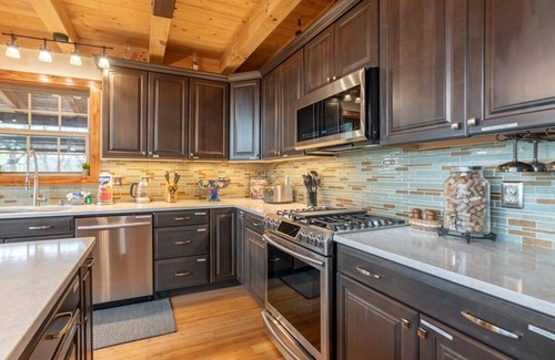 Sugar Grove House | Discover A Mountain Frame of Mind: Cabin with Hot Tub & Game Room