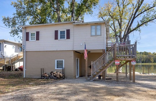 East Dubuque House | Discover a 2BR Lakefront Home with Boats & Great Amenities!